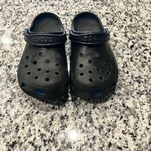 Youth black crocs 
Size 6